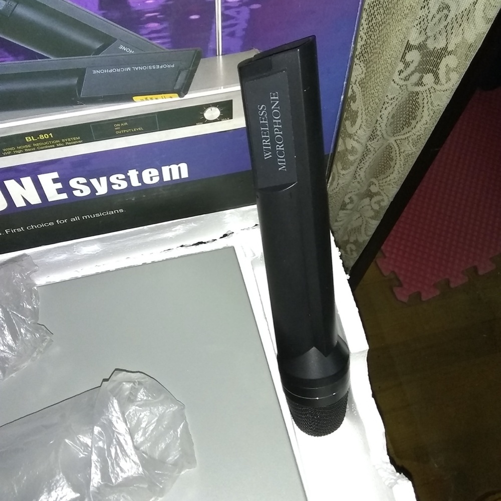 PROFESSIONAL WIRELESS MICROPHONE SYSTEM - Picture 3 of 3